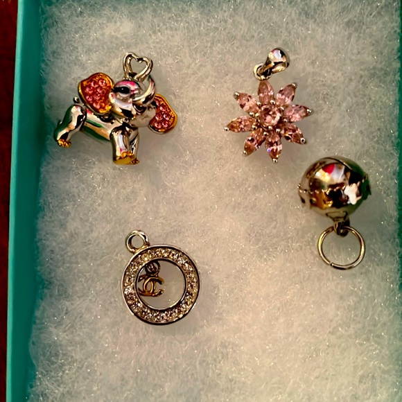 Charms to hang on jewlery - Picture 1 of 2